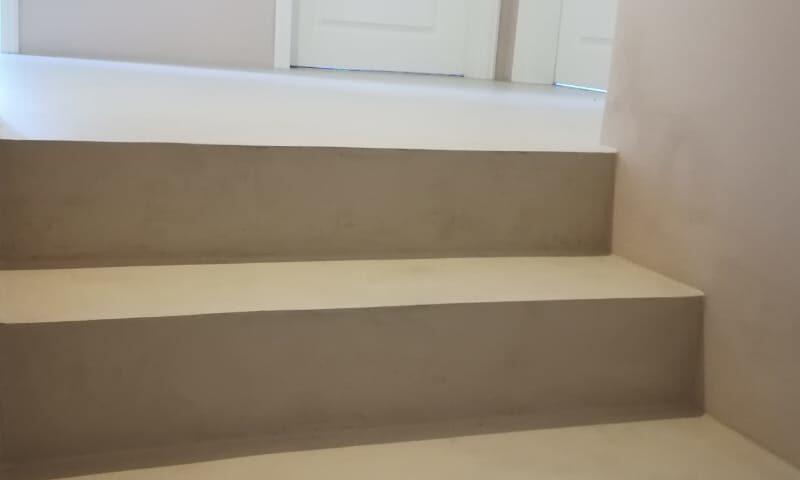 Fugenlose Treppe und Flurbereich